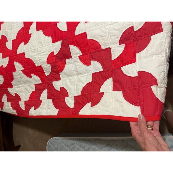 Vintage quilt in Drunkards Path pattern red and white Queen size - Picture 7 of 8